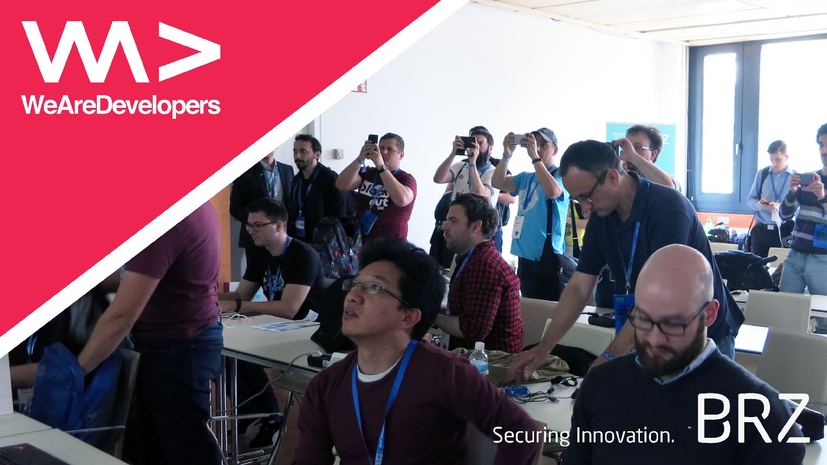 Teilnehmer während dem BRZ Hackaton fotografieren